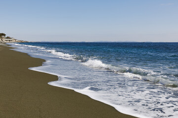 二宮、梅沢海岸から見た駿河湾と砂浜の風景