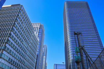建設中の高層ビルと都市開発の風景　開発イメージ