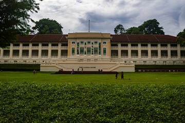 Obraz premium Colonial Architecture Landmark with greenary