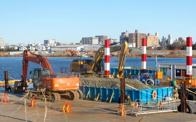 東京都と神奈川県で護岸工事中の多摩川（神奈川側から）多摩川菅稲田堤河道浚渫工事