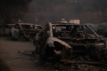 Fototapeta premium Cars burnt to the ground in the Pacific palisades