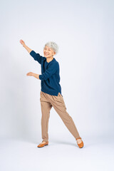 体操、運動、ラジオ体操、シニア、高齢者、女性、健康、ヘルスケア、アクティブ、日本人、全身、老人、年配、お年寄り、福祉、元気、リラックス、笑顔、おばあちゃん、おばあさん、しあわせ、楽しい、ダンス、踊る、嬉しい、ライフスタイル、喜ぶ、トレーニング、エクササイズ、フィットネス、介護、アンチエイジング、ポジティブ、コグニサイズ、老化、加齢、フレイル、腰痛、長寿、老後、60代、グレイヘア、白髪、白バック、切