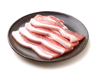 スライスした新鮮な生の豚バラ肉。白背景。（slices of raw pork belly on white background）
