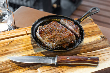 炭火でステーキ　Charcoal grilled steaks outdoor 