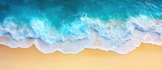 Obraz premium Ocean waves crashing on a sandy beach shore