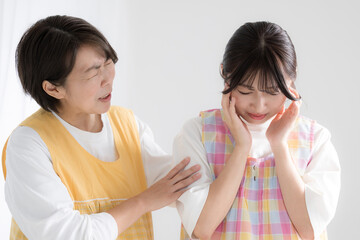 新人の保育士さんとベテラン保育士や介護士　やめてしまいそうな新人を励ます先輩や上司