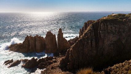 Fototapeta premium Coastal cliffs overlooking beach and ocean on a clear blue day