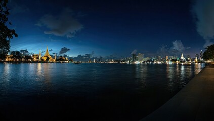 Fototapeta premium Night Panorama of Wat Arun and Bangkok Skyline