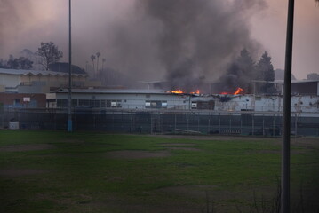 Obraz premium Buildings burning in the palisades fire