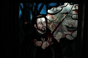 長崎にある和洋が融合した教会のイエズス会フランシスコザビエルのステンドグラス