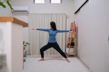 Fototapeta premium 家でヨガをする女性