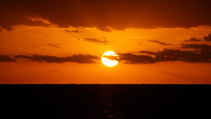 Obraz premium 茜色にたなびく朝日