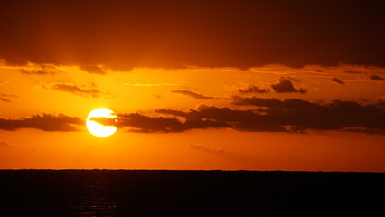 海と曇り朝焼け
