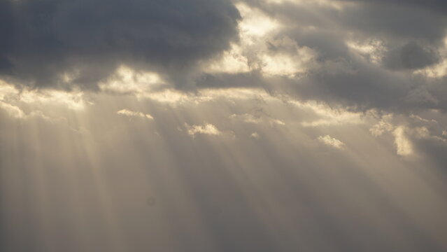 雲間から光の筋