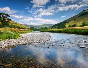 Sebuah sungai mengalir melalui lembah yang indah, memantulkan warna langit yang cerah.