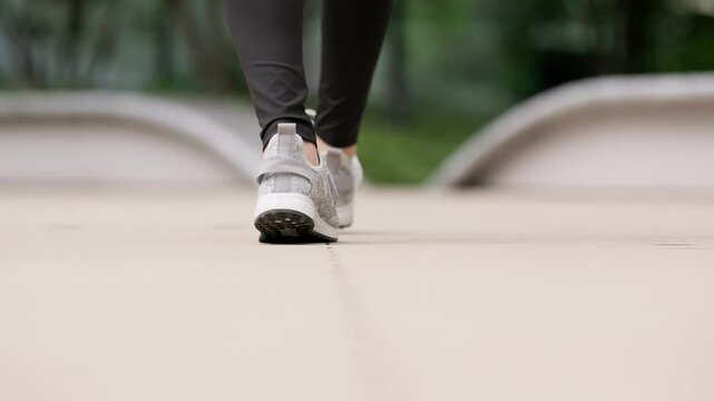 歩く女性の足元のスローモーション