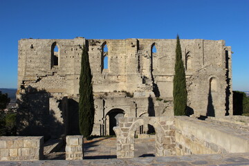 Abbaye Saint-Félix-de-Montceau à Gigean (Hérault) : vue latérale sur le site avec cyprès