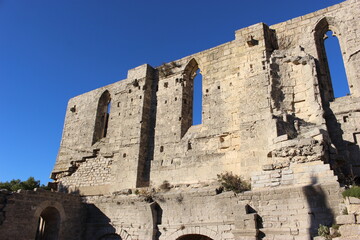 Abbaye Saint-Félix-de-Montceau à Gigean (Hérault) : avant de l'abbatiale sous le ciel bleu