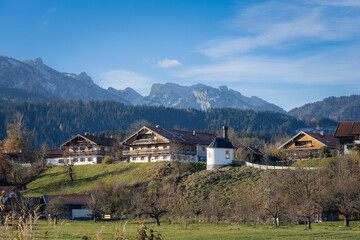 Fototapeta premium Kapelle der Ertlhöfe in Schlegldorf bei Lenggries mit Benediktenwand
