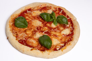 Restauracja pizzeria włoskie jedzenie, pizza Margherita z bazylią i pomidorami i serem mozzarella