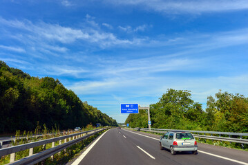 Fototapeta premium A81 vor Kreuz Weinsberg in Baden-Württemberg (Richtung Heilbronn)