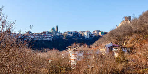 Obraz premium Veliko Tarnovo town on a hill