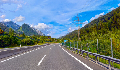 Naklejka premium Arlberger Schnellstraße S16 vor Ausfahrt Wald a.A. in Vorarlberg/Österreich (Richtung Arlberg)