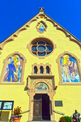 Obraz premium Eingangsfassade der Johanneskirche in Imst in Tirol