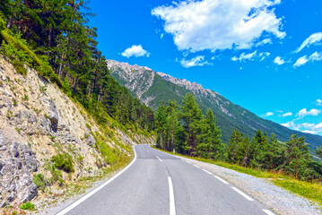 Hahntennjochstraße (L246) von Imst in Richtung Gebirgspass Hahntennjoch in Tirol (Österreich) 