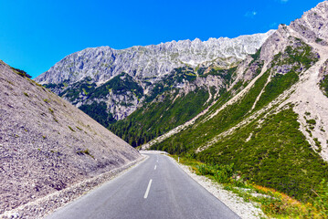 Naklejka premium Hahntennjochstraße (L246) von Imst in Richtung Gebirgspass Hahntennjoch in Tirol (Österreich) 
