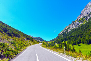 Fototapeta premium Hahntennjochstraße (L246) von Imst in Richtung Gebirgspass Hahntennjoch in Tirol (Österreich) 