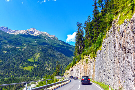 Bschlaber Landesstra&szlig;e vor der Einm&uuml;ndung in die Lechtalstra&szlig;e im Bezirk Reutte, Tirol