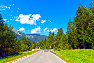 Fototapeta premium Die Lechtalstraße (L 198 / B 198) zwischen Stanzach und Forchach im Bezirk Reutte in Tirol (Österreich)