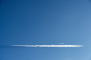 横に長い細い雲と飛行機雲