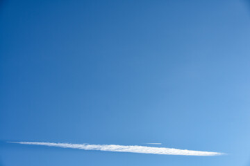 横に長い細い雲と飛行機雲