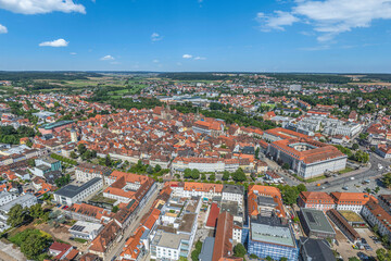 Die Innenstadt von Ansbach in Mittelfranken rund um den Karlsplatz im Luftbild