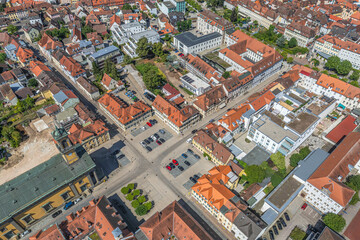 Obraz premium Die Innenstadt von Ansbach in Mittelfranken rund um den Karlsplatz im Luftbild