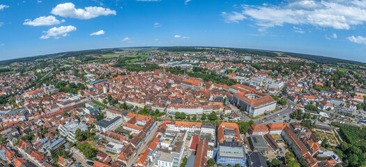 Die Innenstadt von Ansbach in Mittelfranken rund um den Karlsplatz im Luftbild