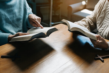 Obraz premium Men and women praying to God with the Bible, seeking blessings and guidance. heartfelt depiction of faith, devotion, and spiritual connection.