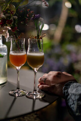 シャンパングラスを持つ手