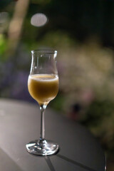 テーブルに置かれたカクテル