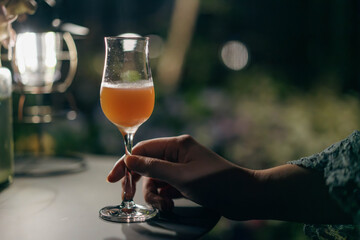 シャンパングラスを持つ手