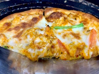 Delicious chicken fajita pizza in restaurant. 