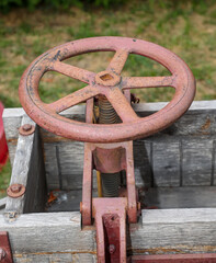 Ein Speichenrad an einer Apfelpresse.