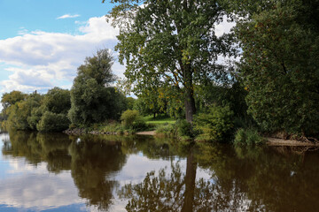 Landschaft mit einem Fluss.