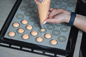 A confectioner making macarons