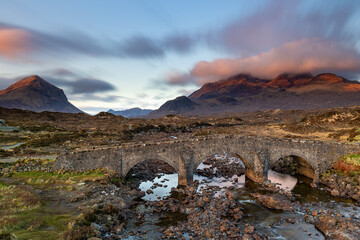 Die Brücke Old Sligachan Bridge auf der Insel Isle of Skye in Schottland bei Sonnenaufgang