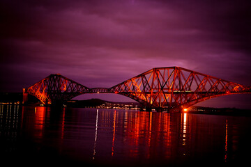 Obraz premium The architecture of Forth Bridge at night
