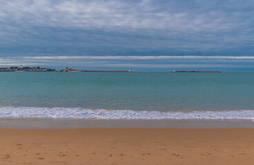 La plage de Saint-Jean-de-Luz en hiver, avec au loin, le fort de Socoa, Pyrénées-Atlantiques, France