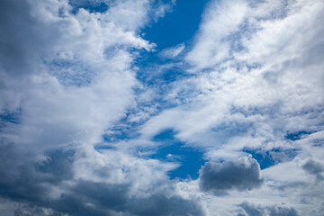 Naklejka premium A picturesque scene featuring a dramatic sky with fluffy clouds and vast blue areas